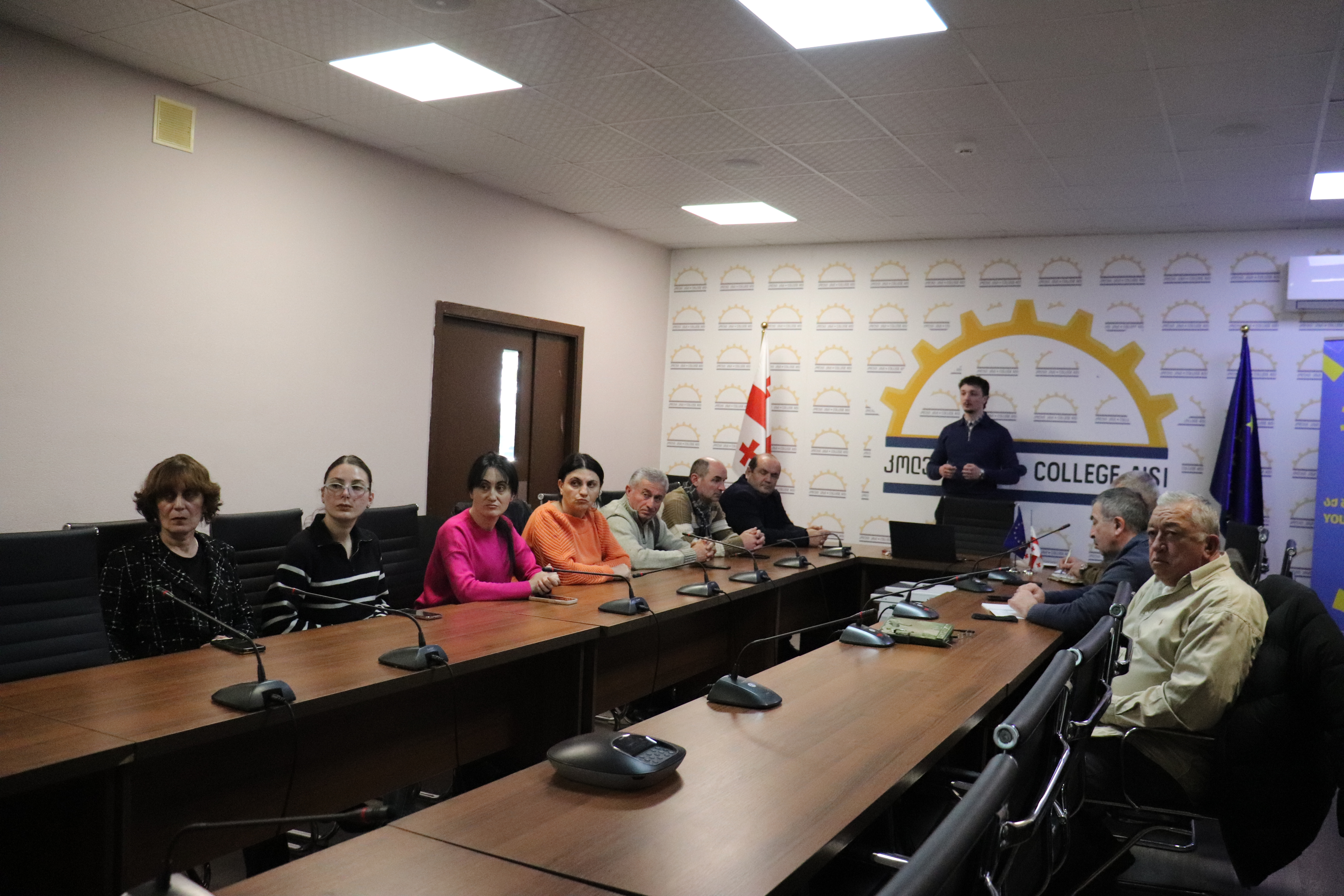 მოხალისეთა ორგანიზაციამ კოლეჯში „აისი“ საინფორმაციო შეხვედრა გამართა