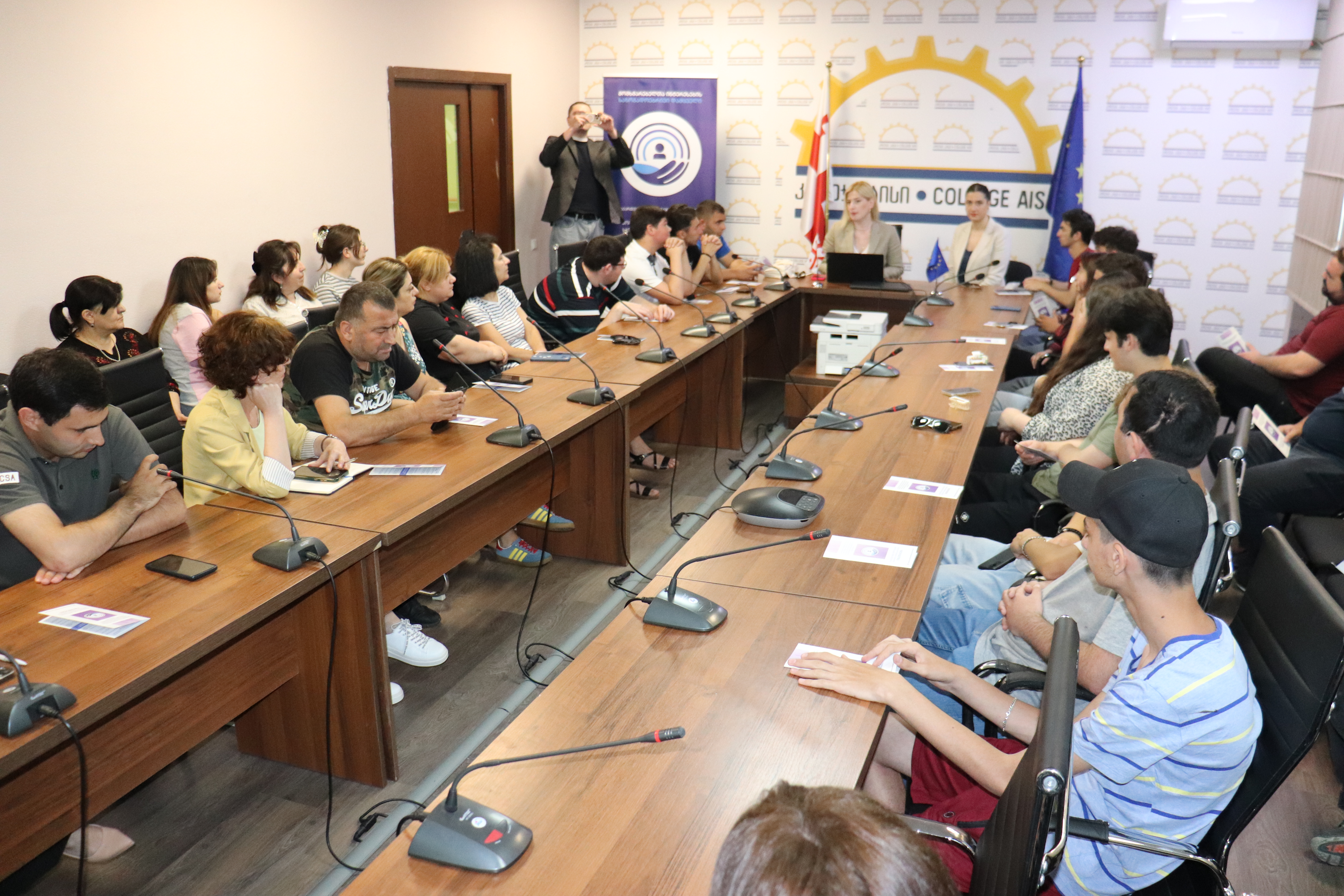 კომინიკაციების ომბუდსმენმა კოლეჯში „აისი“ საინფორმაციო შეხვედრა ჩაატარა