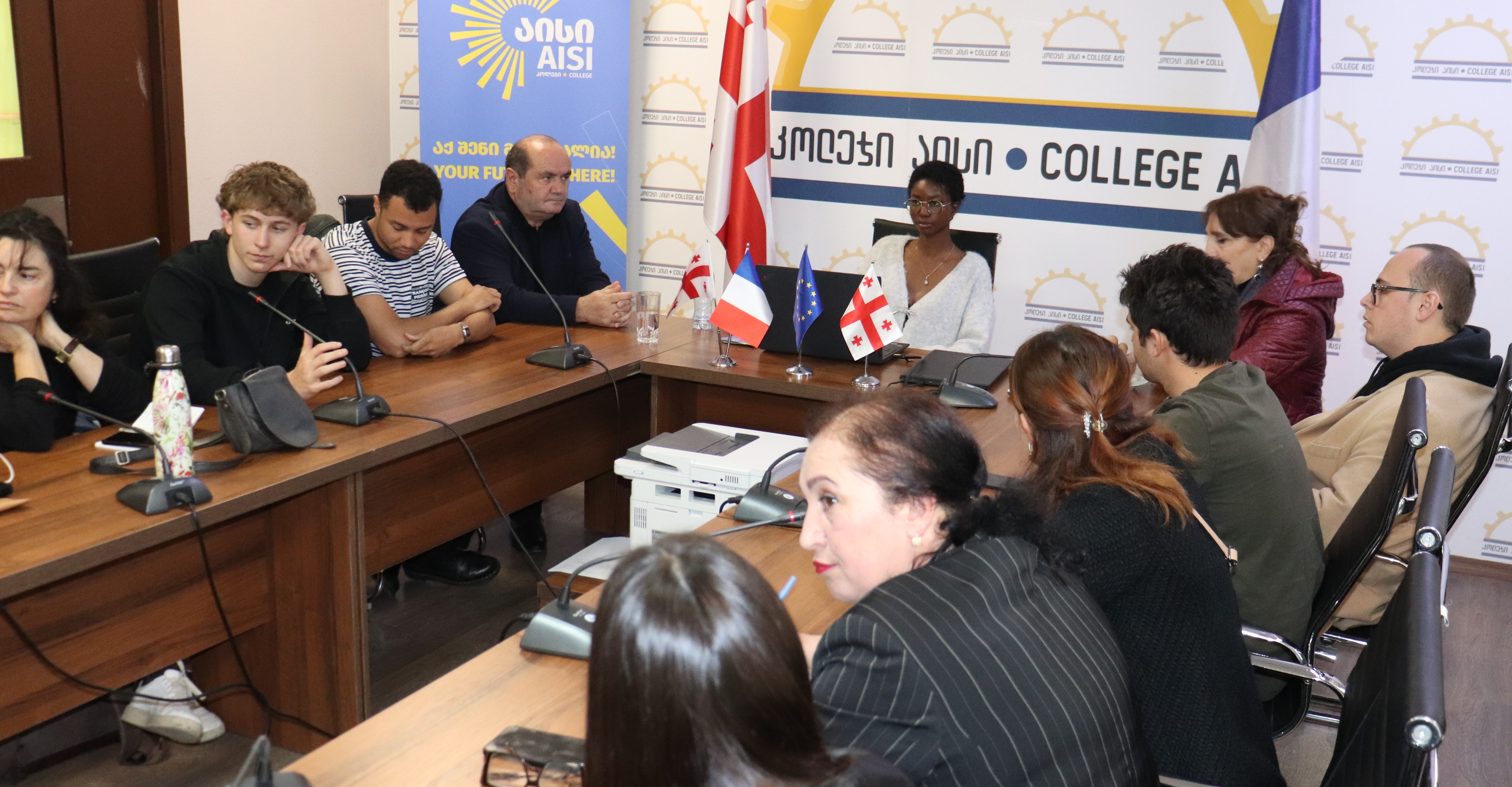 გამოცდილების გაზიარების მიზნით, ფრანგი სტუდენტები კოლეჯ „აისს“ სტუმრობდნენ